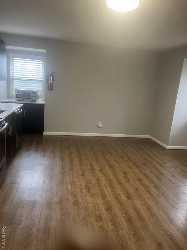 1875 Hollywood E, Grosse Pointe Woods, MI 48236