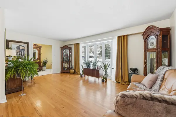 62 Bearbrook RD, Blackburn Hamlet, ON K1B 3E2