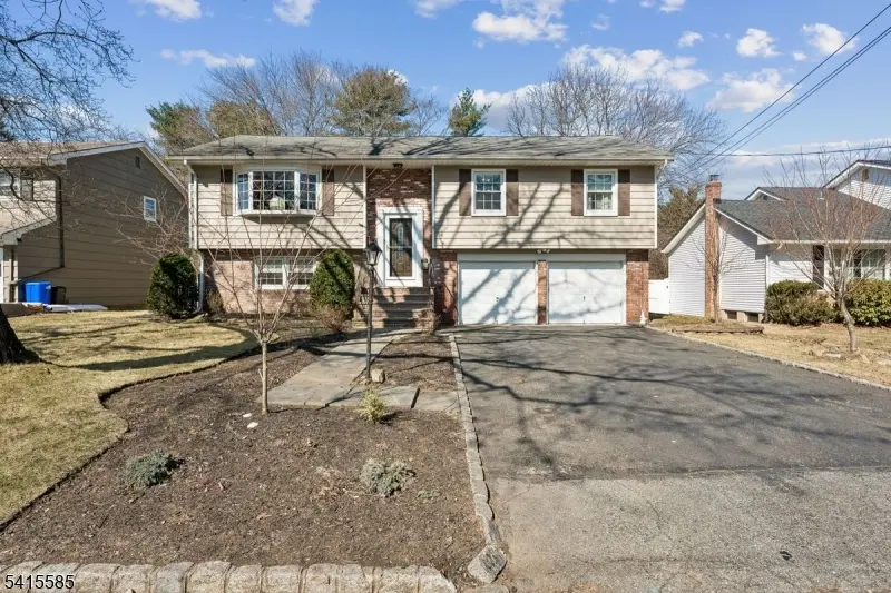 36 Williamsburg Dr, Roseland Boro, NJ 07068