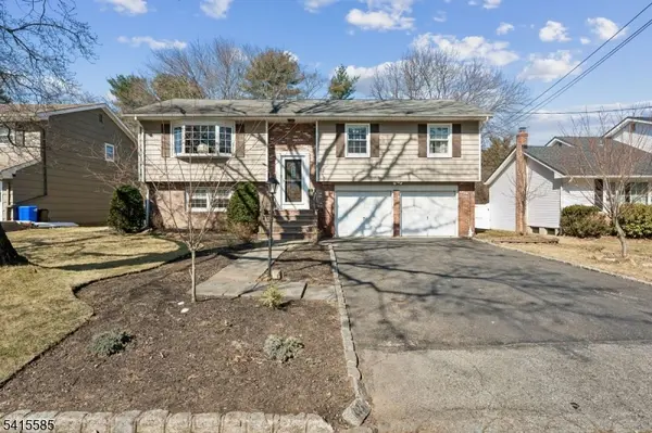 36 Williamsburg Dr, Roseland Boro, NJ 07068