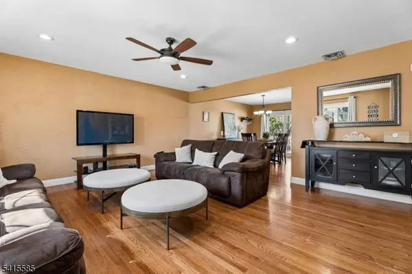 36 Williamsburg Dr, Roseland Boro, NJ 07068