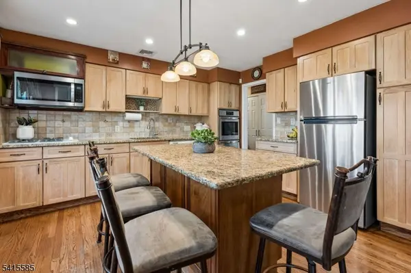 36 Williamsburg Dr, Roseland Boro, NJ 07068