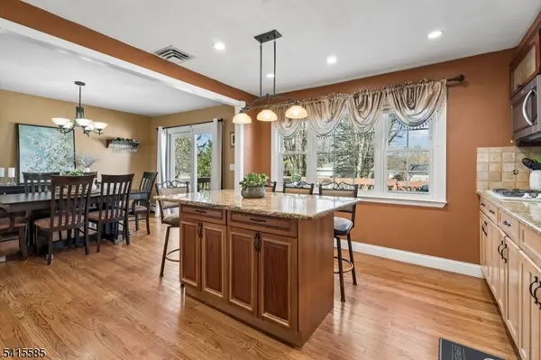 36 Williamsburg Dr, Roseland Boro, NJ 07068