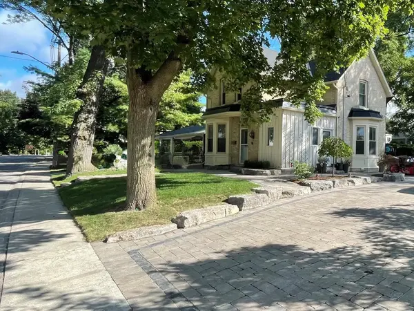 19 Spruce ST, Aurora, ON L4G 1R7