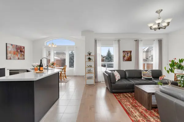 11 Arnold CRES, Essa, ON L3W 0P9