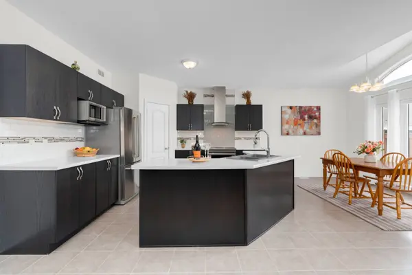 11 Arnold CRES, Essa, ON L3W 0P9