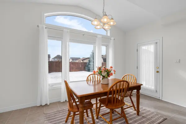 11 Arnold CRES, Essa, ON L3W 0P9