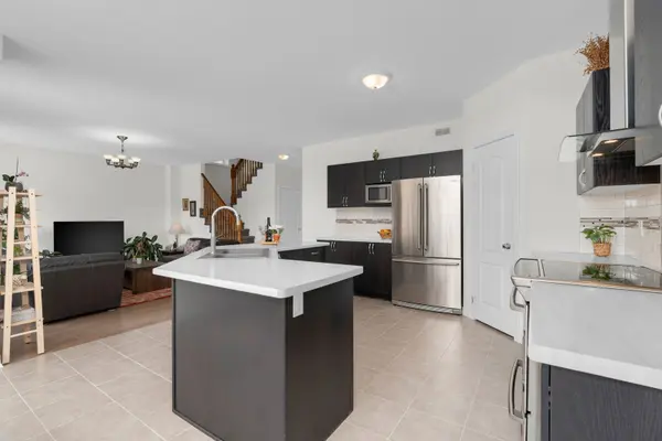 11 Arnold CRES, Essa, ON L3W 0P9