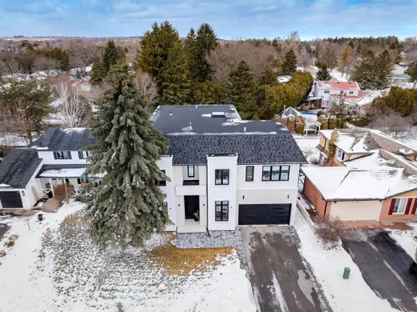 32 Cossar DR, Aurora, ON L4G 3N8