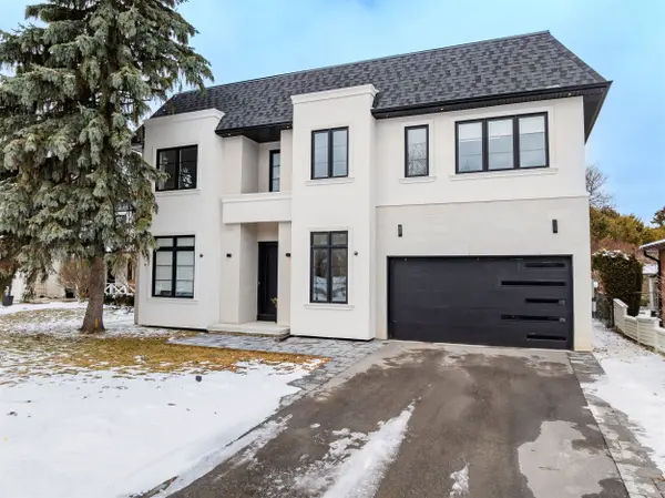 32 Cossar DR, Aurora, ON L4G 3N8