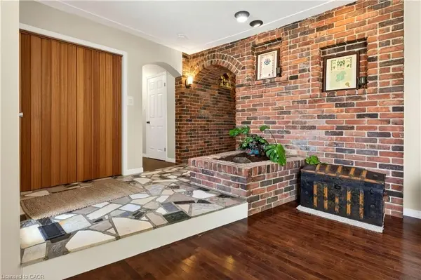 548 Book RD E, Hamilton, ON L9G 3L1