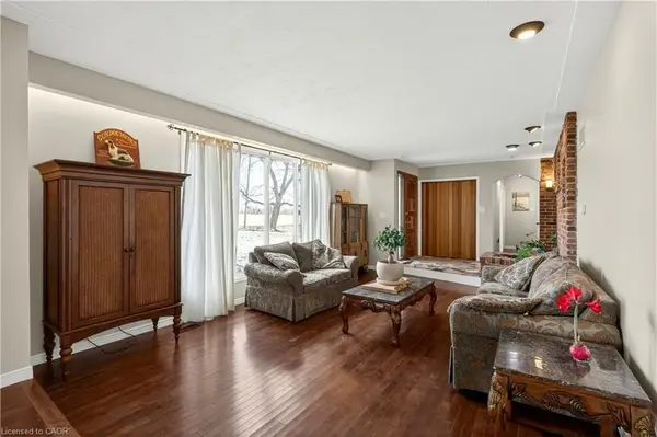 548 Book RD E, Hamilton, ON L9G 3L1