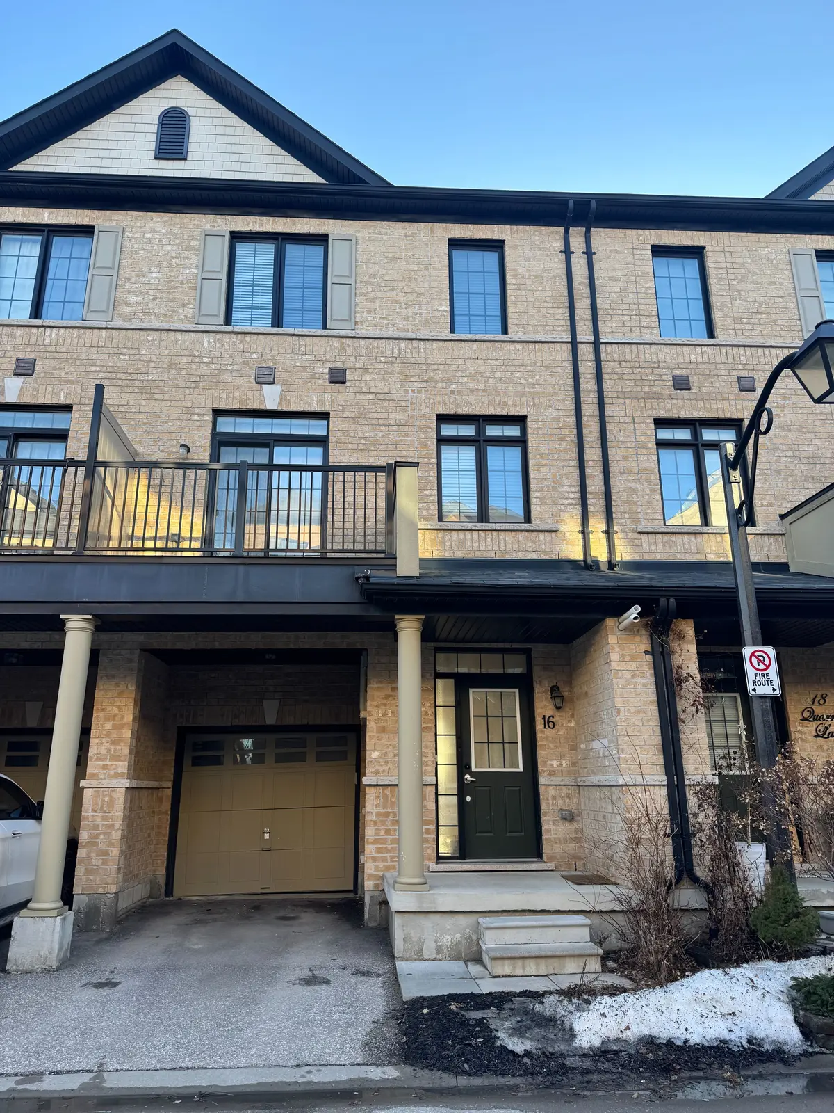 16 Quarrie LN, Ajax, ON L1T 0N1