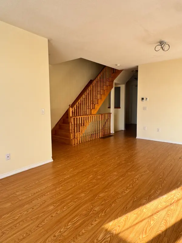 16 Quarrie LN, Ajax, ON L1T 0N1