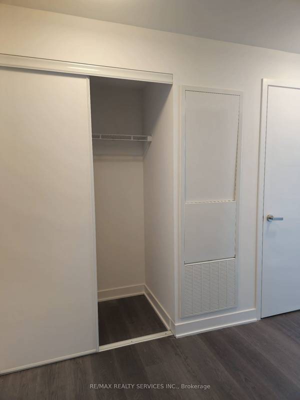 3900 Confederation Pkwy #3903, Mississauga, ON L5B 0M3