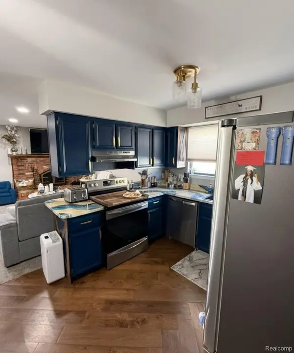 15195 La Grande PLZ, Warren, MI 48088