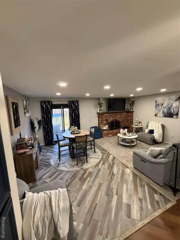 15195 La Grande PLZ, Warren, MI 48088