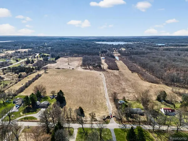 2551 Patterson Lake RD, Putnam Township, MI 48169