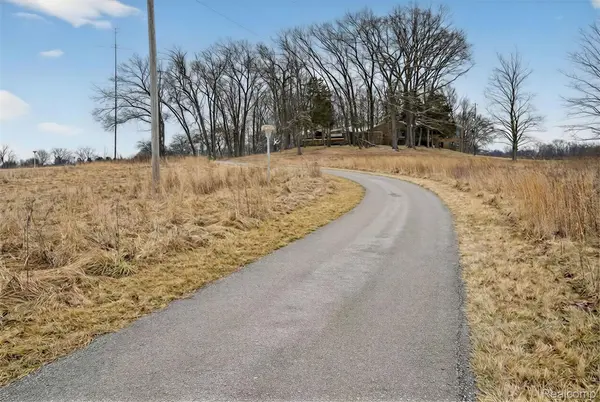 2551 Patterson Lake RD, Putnam Township, MI 48169