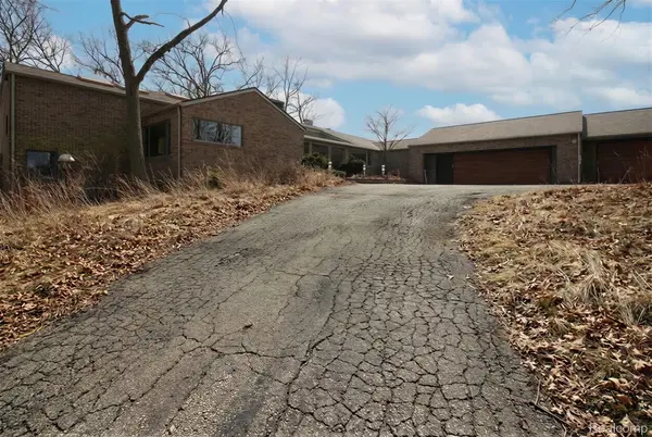 2551 Patterson Lake RD, Putnam Township, MI 48169