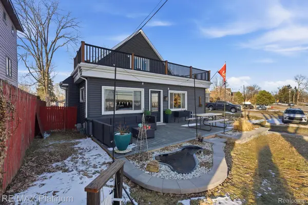 4960 Cooley Lake RD, Waterford Charter Township, MI 48327