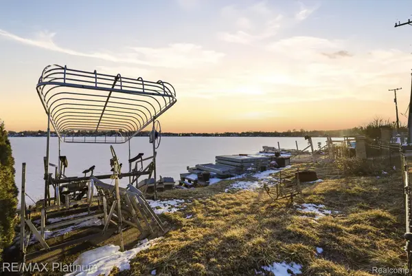 4960 Cooley Lake RD, Waterford Charter Township, MI 48327