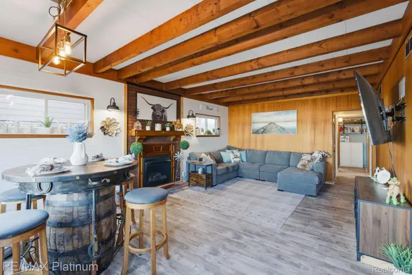 4960 Cooley Lake RD, Waterford Charter Township, MI 48327