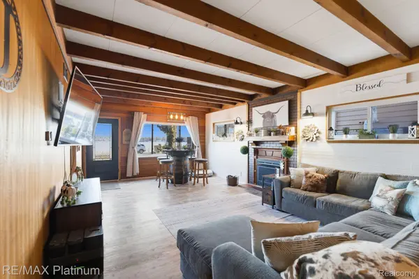 4960 Cooley Lake RD, Waterford Charter Township, MI 48327