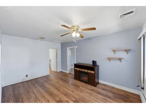 376 S WALL ST, Coos Bay, OR 97420