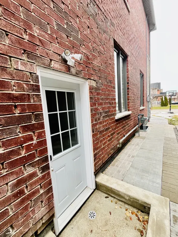 43 Claridge CRES #BSMT, Whitby, ON L1R 0G8