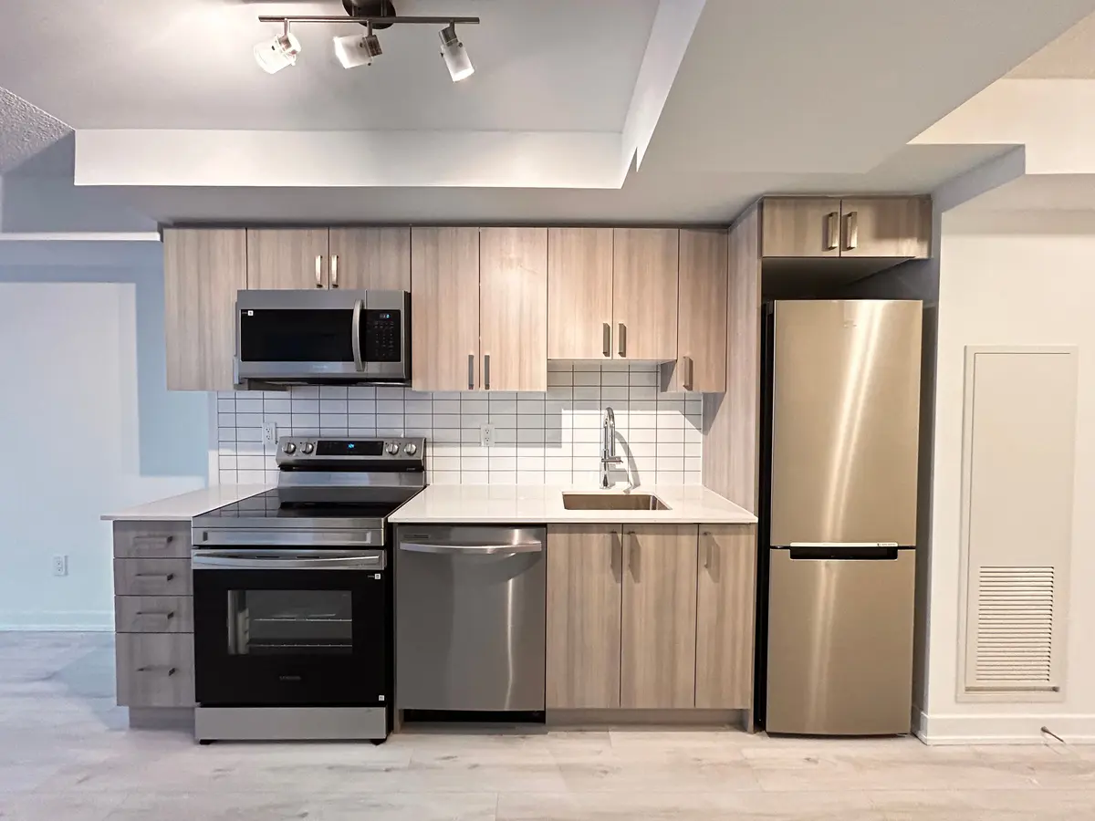 1010 Sandy Beach RD #1009, Pickering, ON L1W 0C7