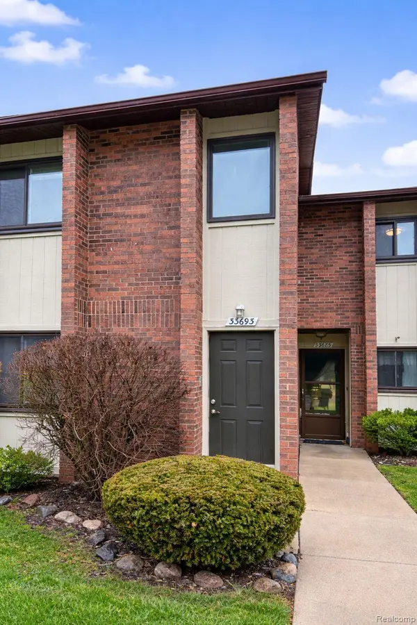 33693 Pondview CIR, Livonia, MI 48152