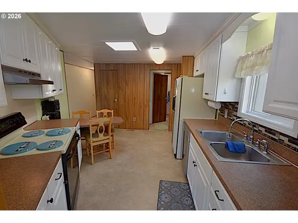 569 S 51ST PL, Springfield, OR 97478