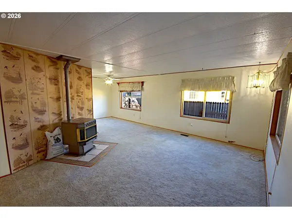 569 S 51ST PL, Springfield, OR 97478