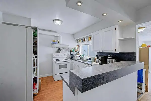 904 38 ST SW, Calgary, AB T3C 1T3