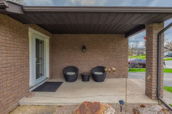 10 Cedartree LN, Kawartha Lakes, ON K0M 1A0