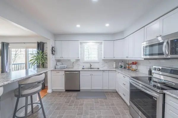 10 Cedartree LN, Kawartha Lakes, ON K0M 1A0