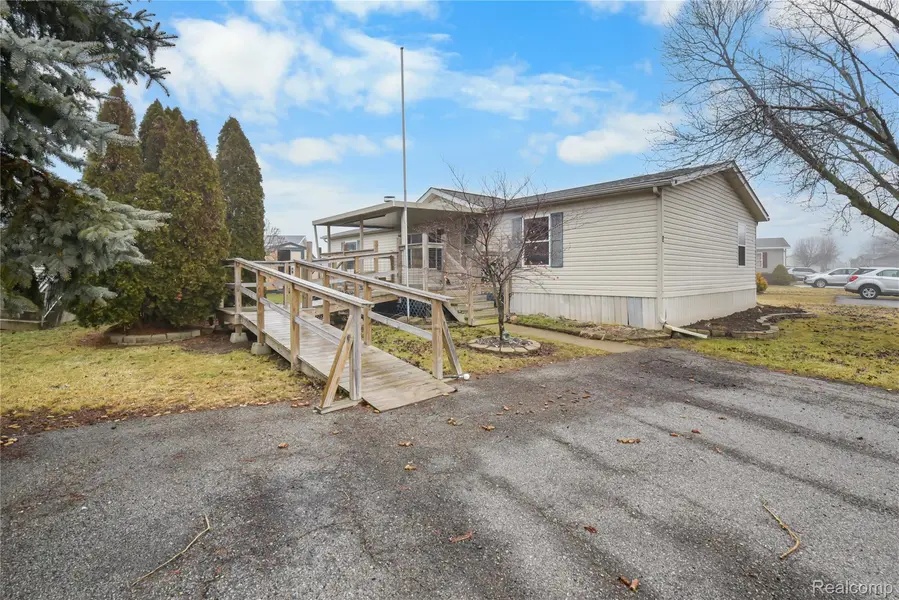 9072 Greentree DR, Berlin Charter Township, MI 48166