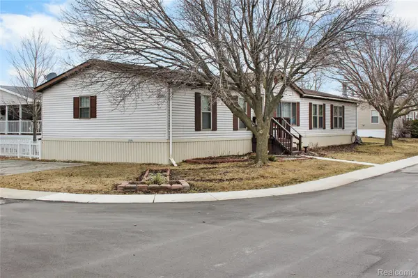 2351 Hiddenview DR, Berlin Charter Township, MI 48166