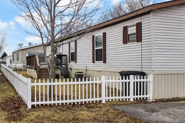 2351 Hiddenview DR, Berlin Charter Township, MI 48166