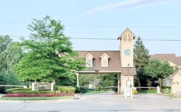 7288 Simsbury Dr. DR #24, West Bloomfield Charter Township, MI 48322