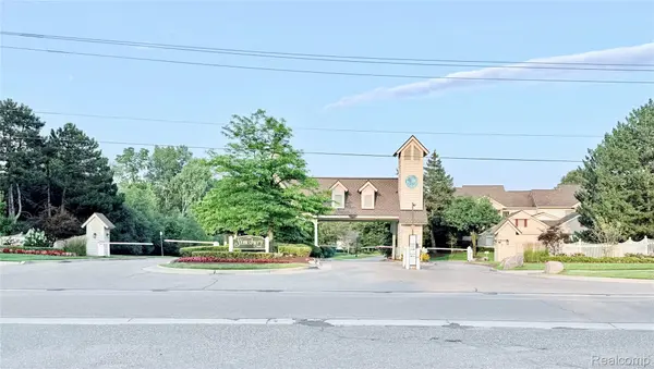 7288 Simsbury Dr. DR #24, West Bloomfield Charter Township, MI 48322