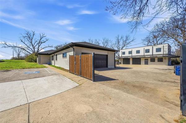 1927 Arkansas Lane, Pantego, TX 76013