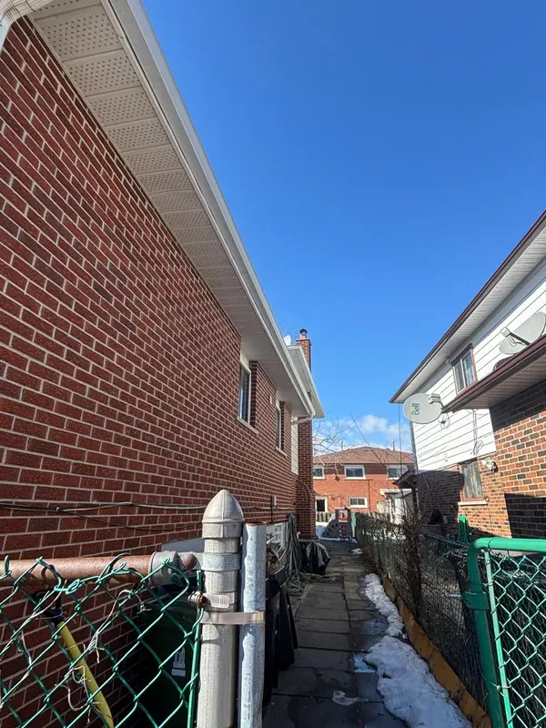 33 Robbinstone DR, Toronto E11, ON M1B 2C4