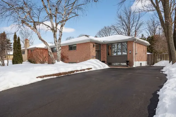 4 Patrick DR,  Aurora,  ON L4G 2A7