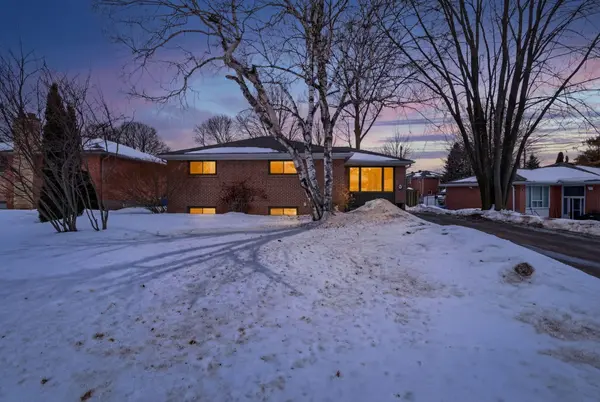 4 Patrick DR, Aurora, ON L4G 2A7