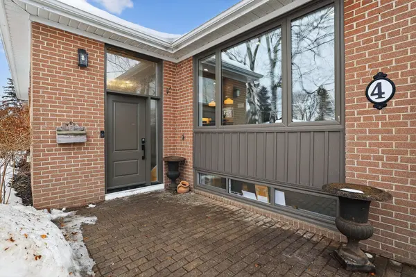 4 Patrick DR, Aurora, ON L4G 2A7