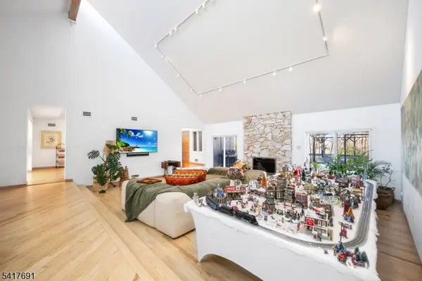 17 Brentwood Dr, North Caldwell Boro, NJ 07006