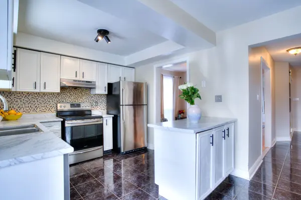 848 Attersley DR, Oshawa, ON L1K 1T9