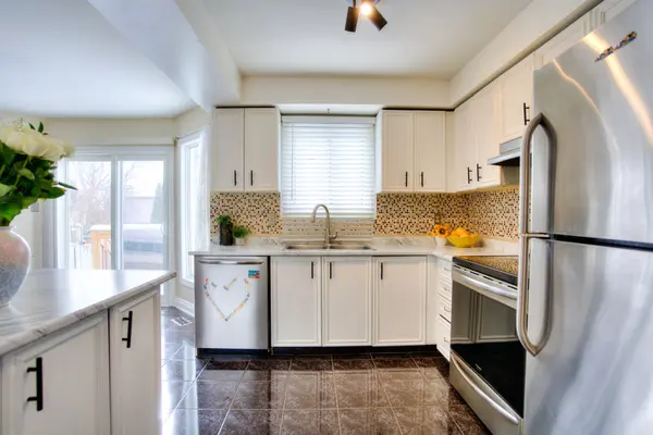 848 Attersley DR, Oshawa, ON L1K 1T9